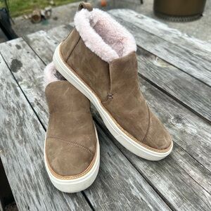 Toms Paxton Faux Suede Slip On Boots Pink Fuzzy Lining 6.5 🎀